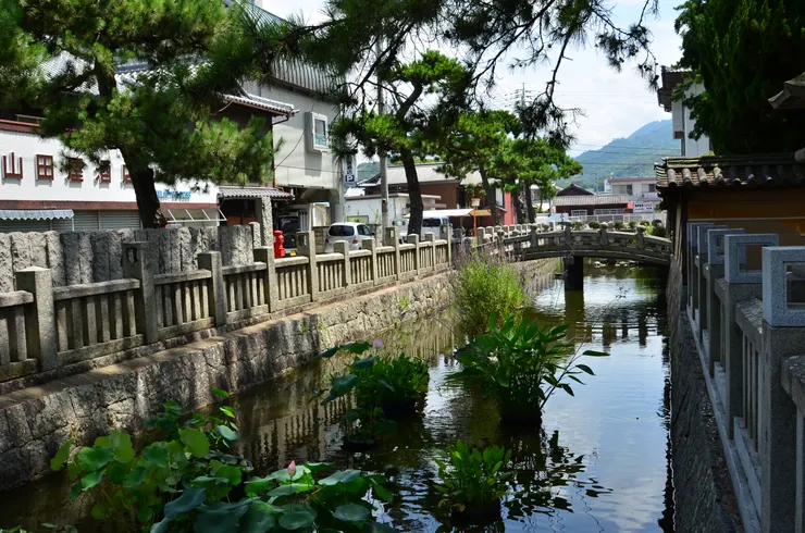 寺院外的小溪流