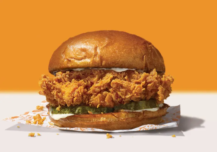被譽為『全美最美味的炸雞堡』的 Popeyes 炸雞堡。