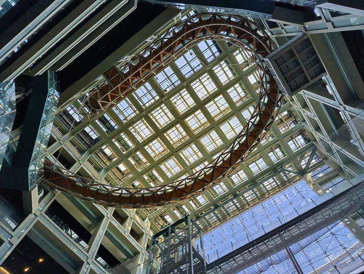 簍空的屋頂光線很漂亮