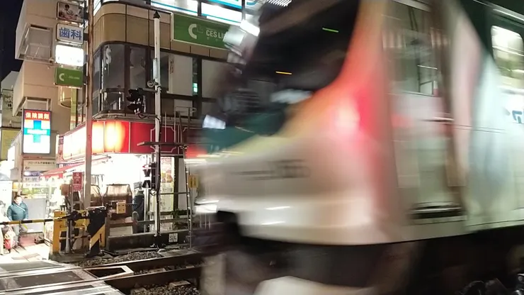 剛好用手機拍下這張有意境的一瞬間