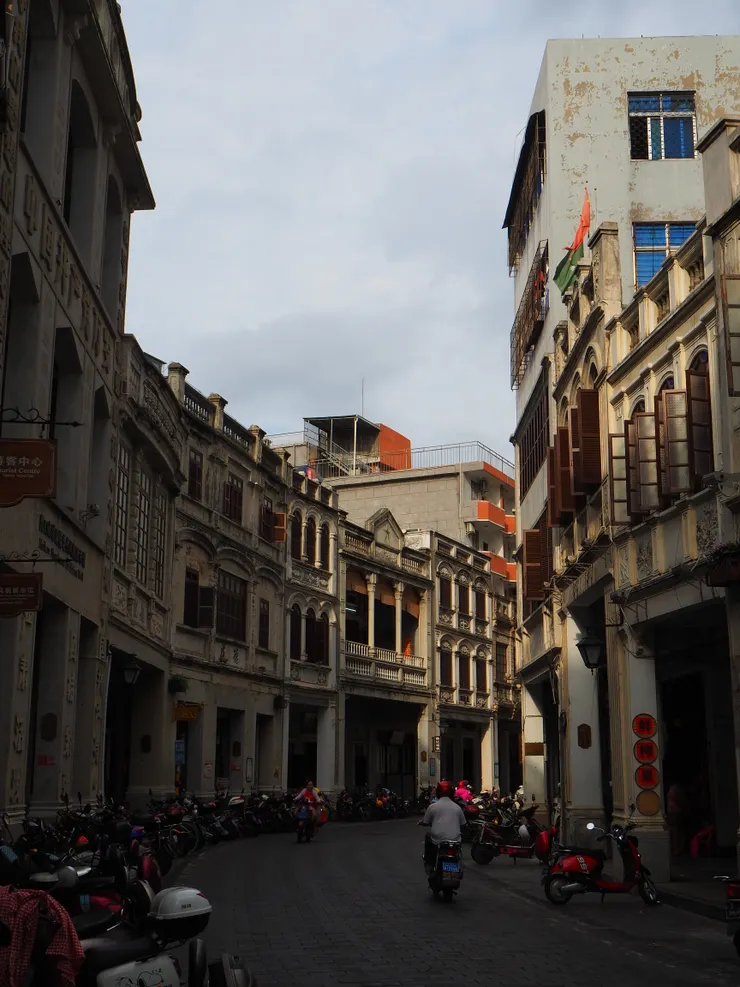 挺喜歡這張老街轉角。