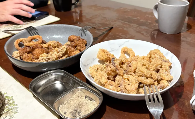 室友炸了小卷和大家分享，配上椒鹽粉有回到台灣的感覺！