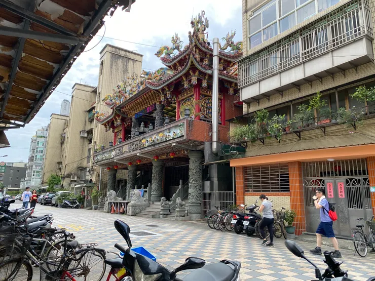 有別於一般道路，廟埕前精美的花岡石舖面，原本希望打造「興福里咖啡巷」假日市集和休憩空間