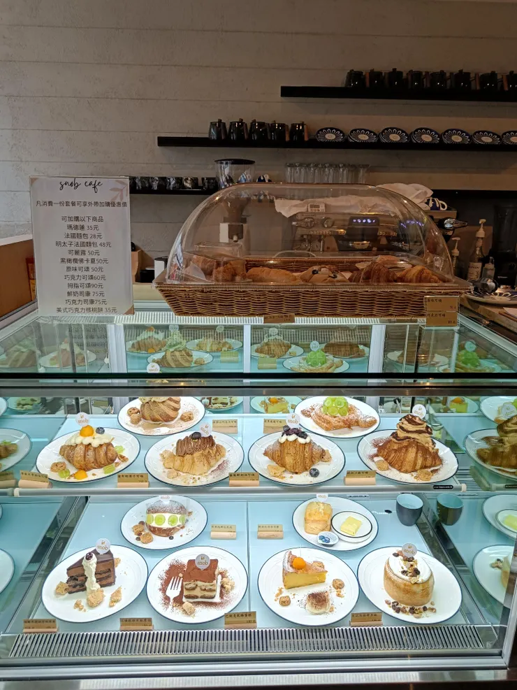 陳列各樣甜點的展示櫃