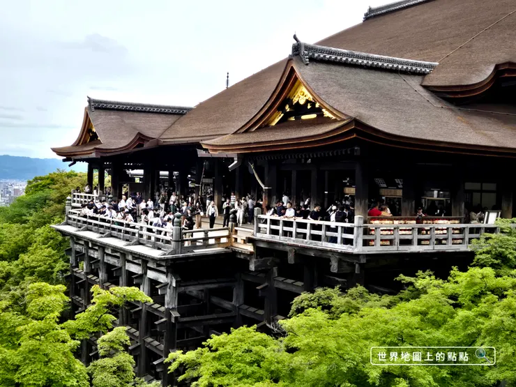 列為國寶的本堂和舞台，宏偉的木造建築未使用一根釘子