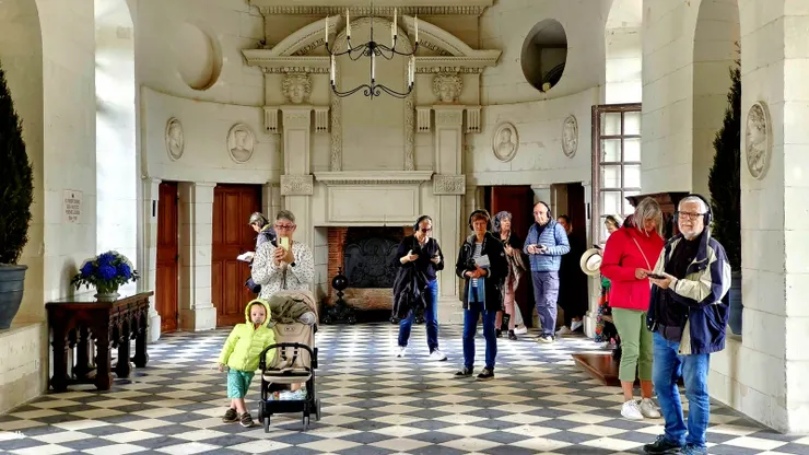 【長廊的另一側,底端有個裝飾用的壁爐。】