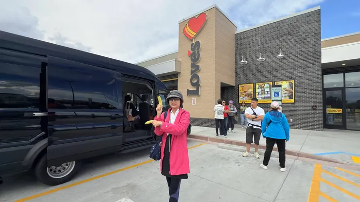 中午喝飲料應觀眾要求加停一個休息站，買了兩根香蕉2美元。