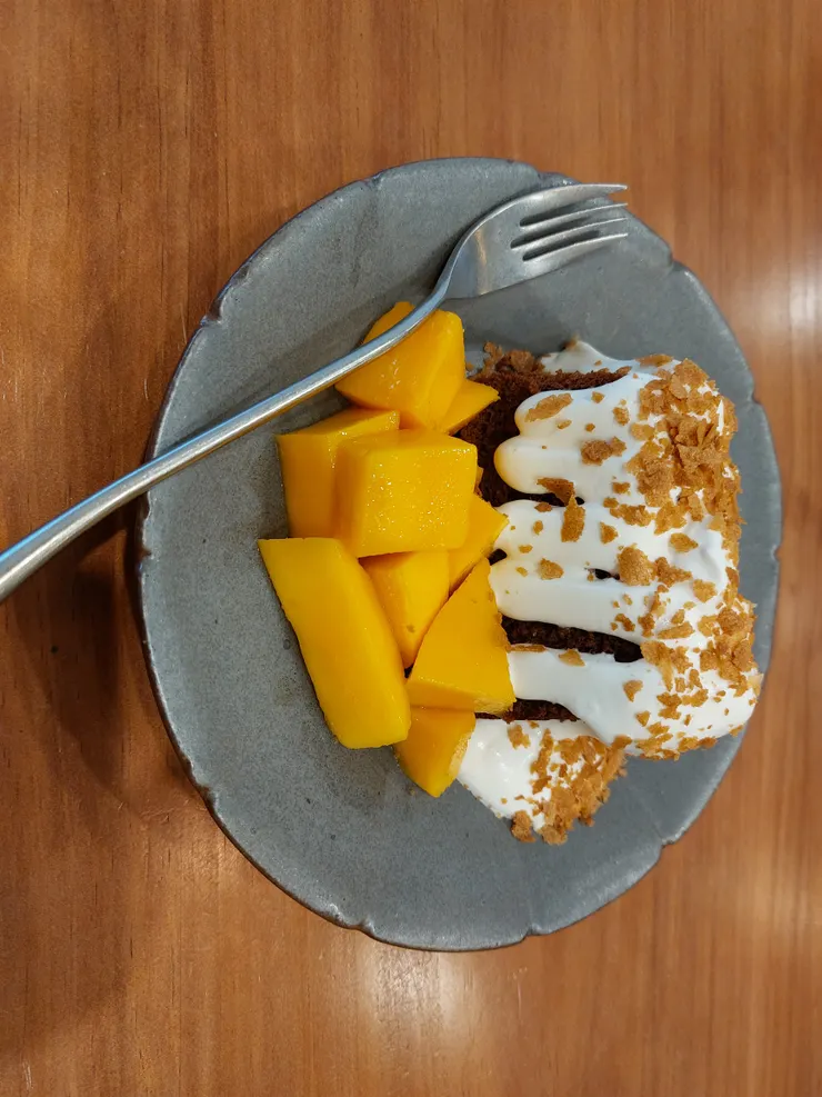 可可燕麥戚風。有趣的戚風體，略鬆散卻帶有顆粒感 搭配奶霜超級棒，還有上方脆脆的脆片，很令人驚喜。