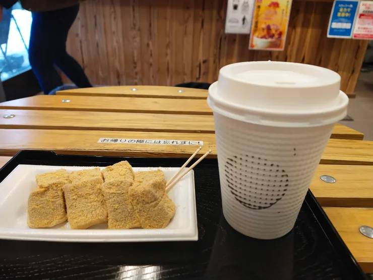 品嘗蕨餅及甜甜的茶