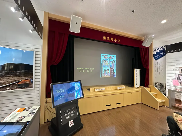 可以在小戲院欣賞電影預告（其實不容許拍攝片段，但因為當時人流很多，每個人按的電影預告又不同，等不到可以按《武士的一分》）