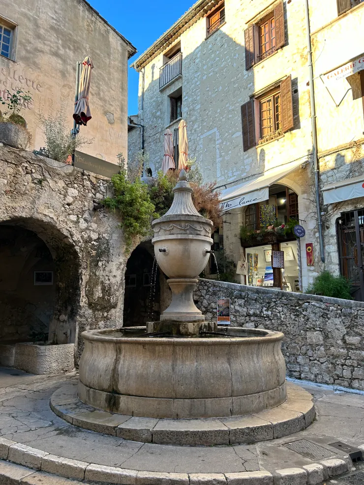 聖保羅噴泉 (Grande Fontaine) 位於舊城中心 | photo by the author