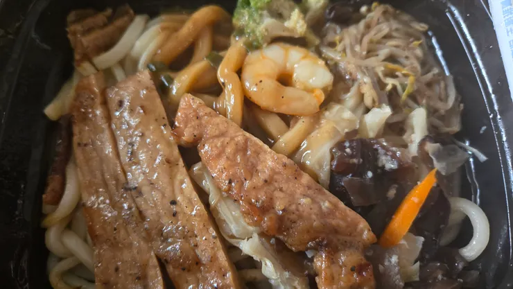 感覺是還行,肉滿多的不過蝦子只有一隻......