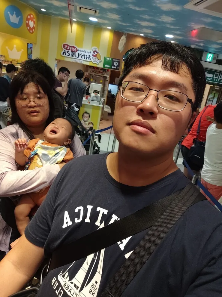 珍豬:媽咪~人太多了我會怕怕😫。媽咪:寶貝~媽咪陪你，乖乖😘