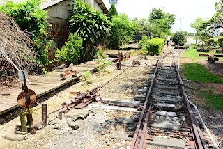 照片下方新港東線匯入後,在向右岔出會車側線(往北拍)
左邊是道岔連鎖號誌