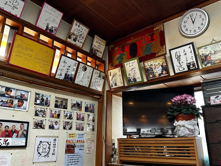 另一邊廂也是很多合照！總會找到你認識的日本藝人！