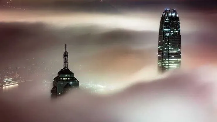 濃霧中的 IFC 和 Central Plaza（圖片來源：carloyuen／Pixabay）