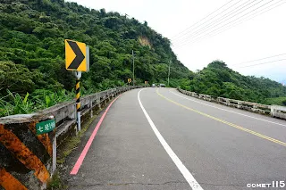 麥帥公路在圖中停車處進入地塹(往基隆方向拍攝)