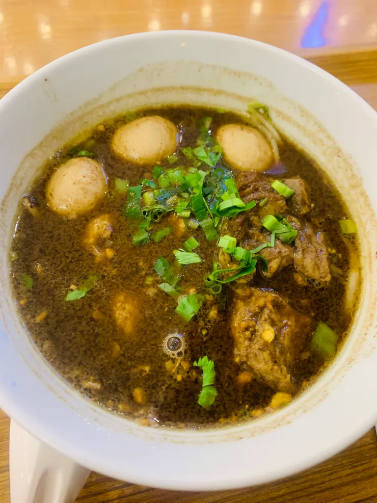 Thong Smith 通思密船麵的和牛船麵,湯很濃,以前沒吃過船麵,這次吃才知道船麵是走酸鹹口感。好吃,但不是很合我胃口。