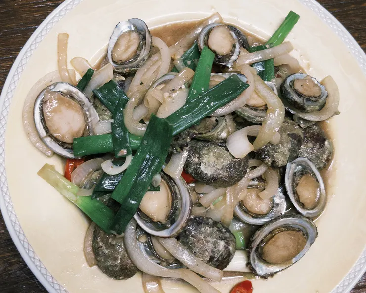 蔥爆珠螺也是另外一個在地經典名菜。