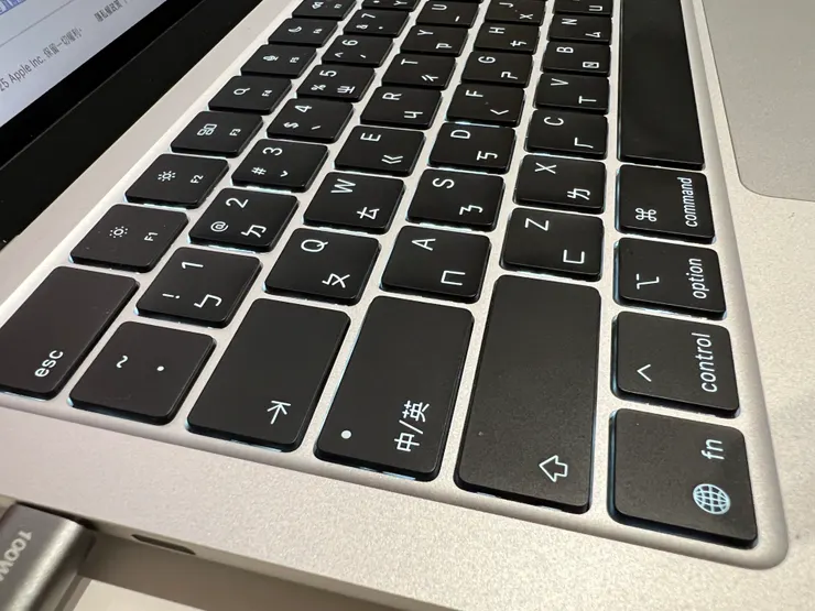 霧面鍵面，不會有指紋