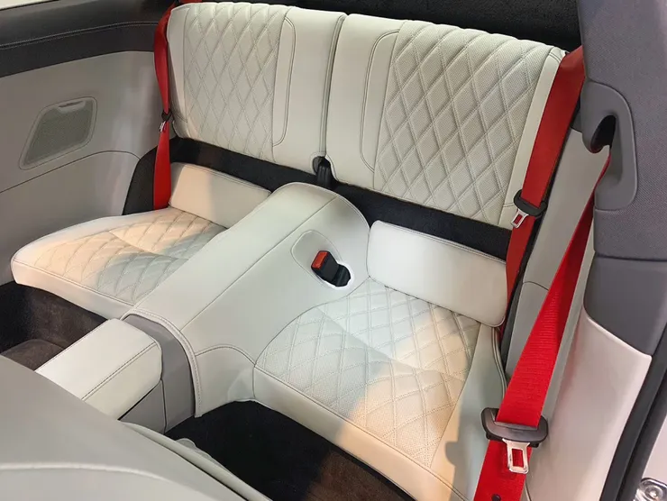 再換個角度看，奶灰菱格紋太好看，真的讓內裝多了經典歐風設計感！