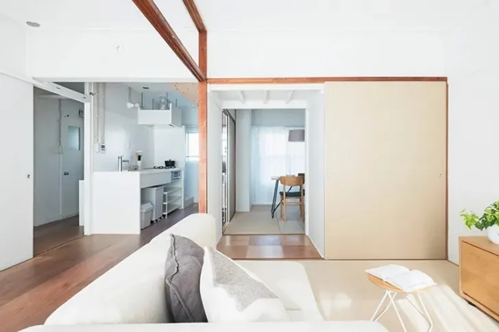 MUJI與UR聯名公宅改造計畫室內實景，保留昭和時代木質結構，結合極簡白色調與現代採光。