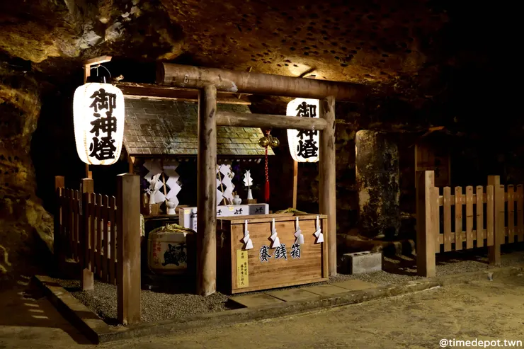 坑道中的山神社