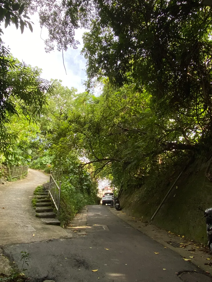 小坡旁邊山凹處就是的山間古道，通稱「陸軍道」。