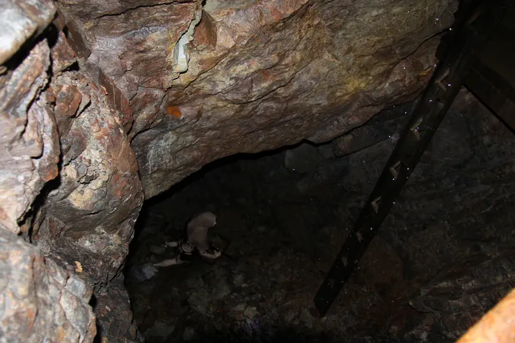 連遊客幾乎注意不到的深坑裡都擺著礦工塑像，可見博物館的用心。