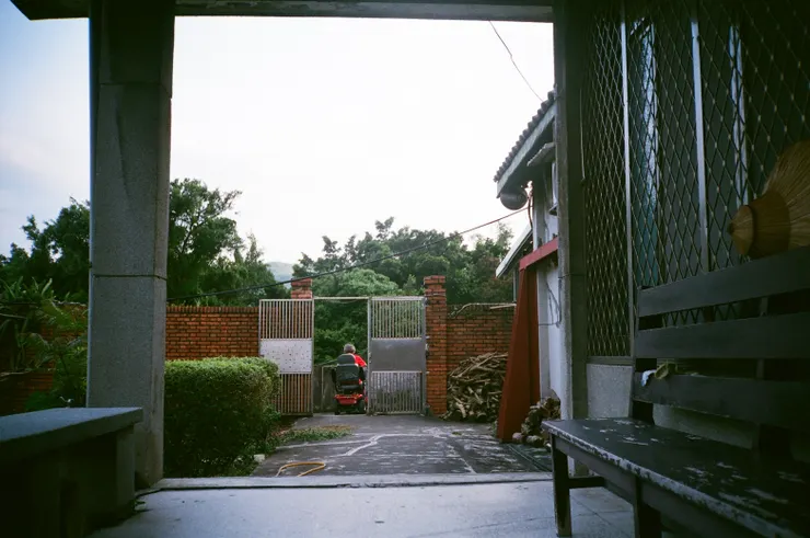 2018 年，與藍阿姨，攝於樂生院藍阿姨家。／影像提供：黃曦