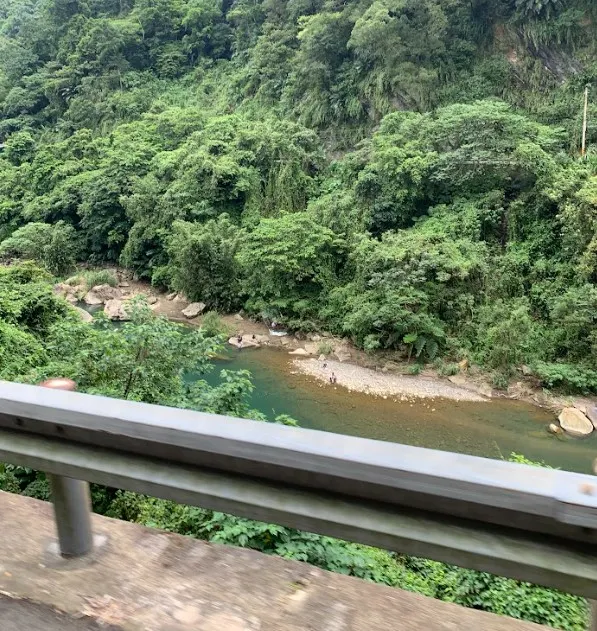依山傍水,沿途風景秀麗,也有經過爬山聖地