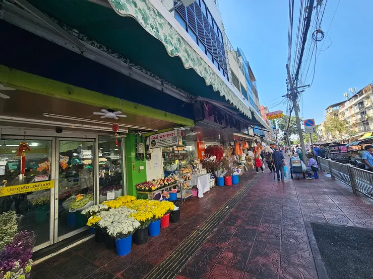 遊河船票有一站停的花市,我其實好愛這個地方,但是觀光客買花沒用阿
