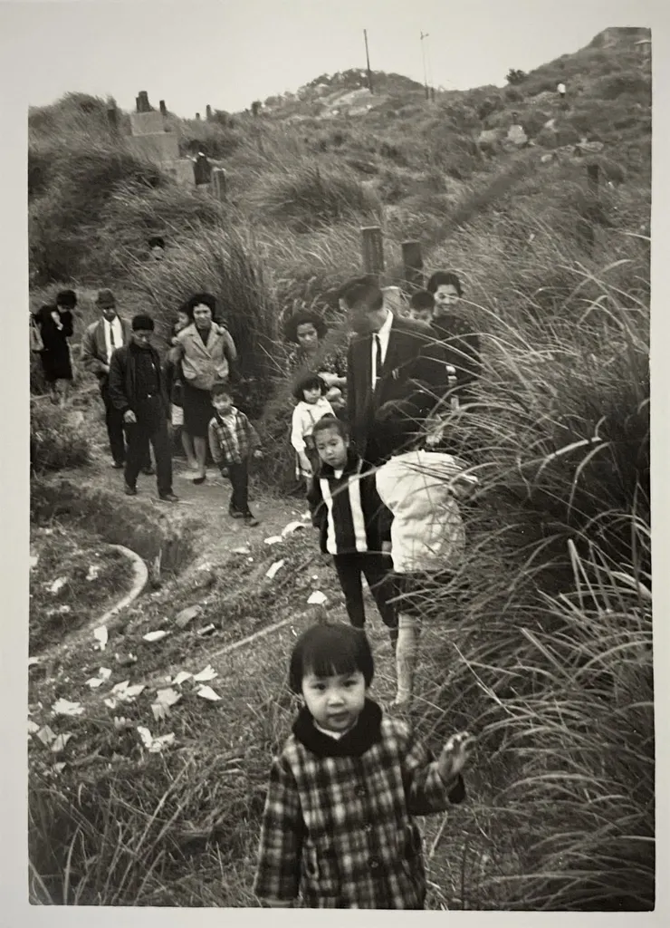 清明掃墓兼踏青，以前都會穿戴整齊出門。