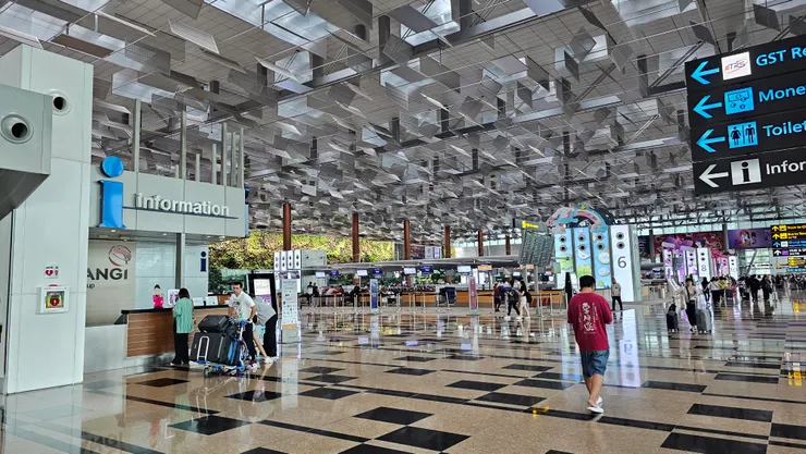 樟宜機場第三航廈的服務台也用平板電腦取代真正的人力了!