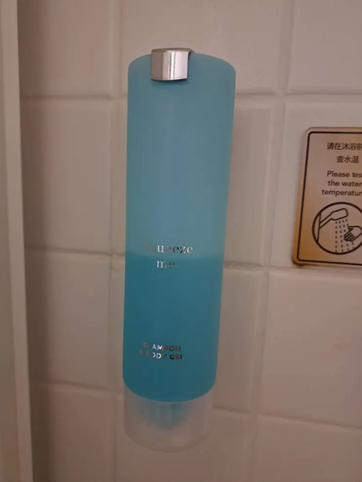 兩用沐浴露（這次自己帶），牙刷倒是真的很不好用！！請帶自己的牙刷