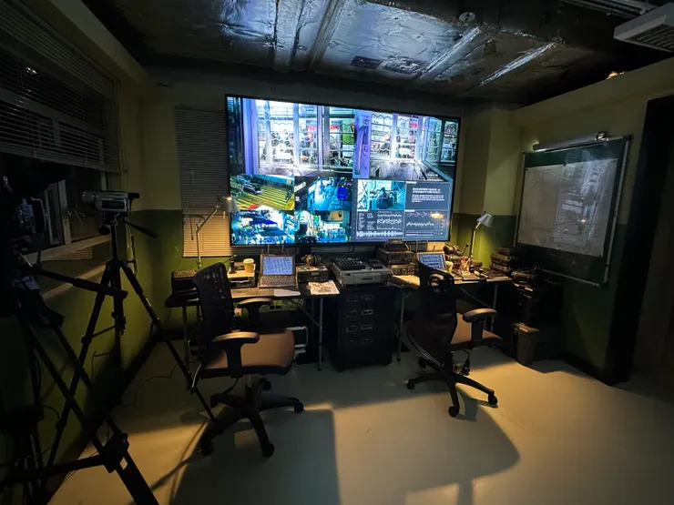 警方監視畫面,可以發現展覽現場及要監視的目標(?),還有連紙杯也是道具!