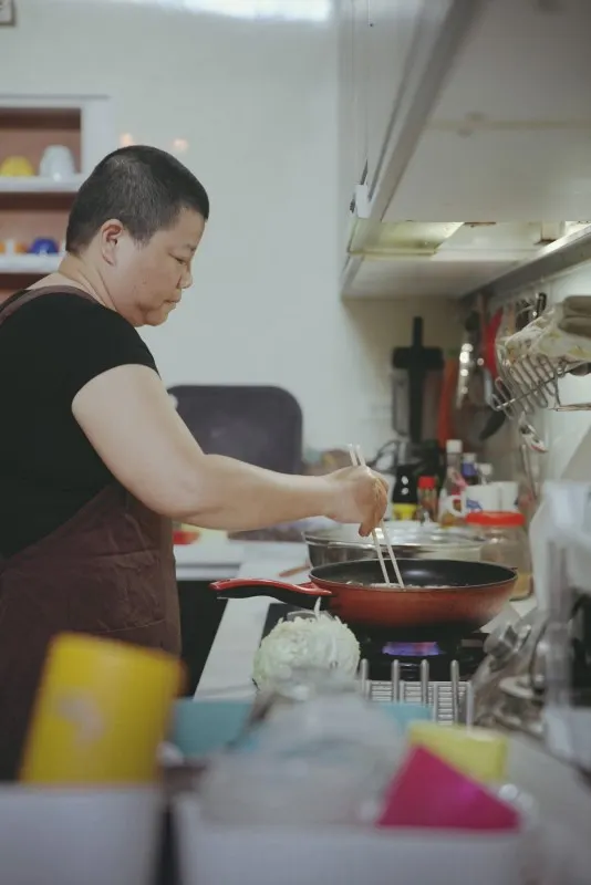 楊姐親自下廚 在廚房準備著我們及其他旅客的餐點