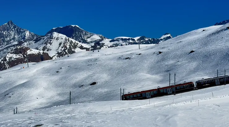 雪山與紅色列車，是瑞士最經典的組合