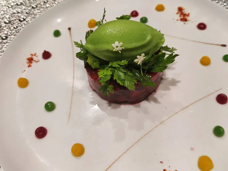 甜菜根鮮果沙拉搭配芥末冰