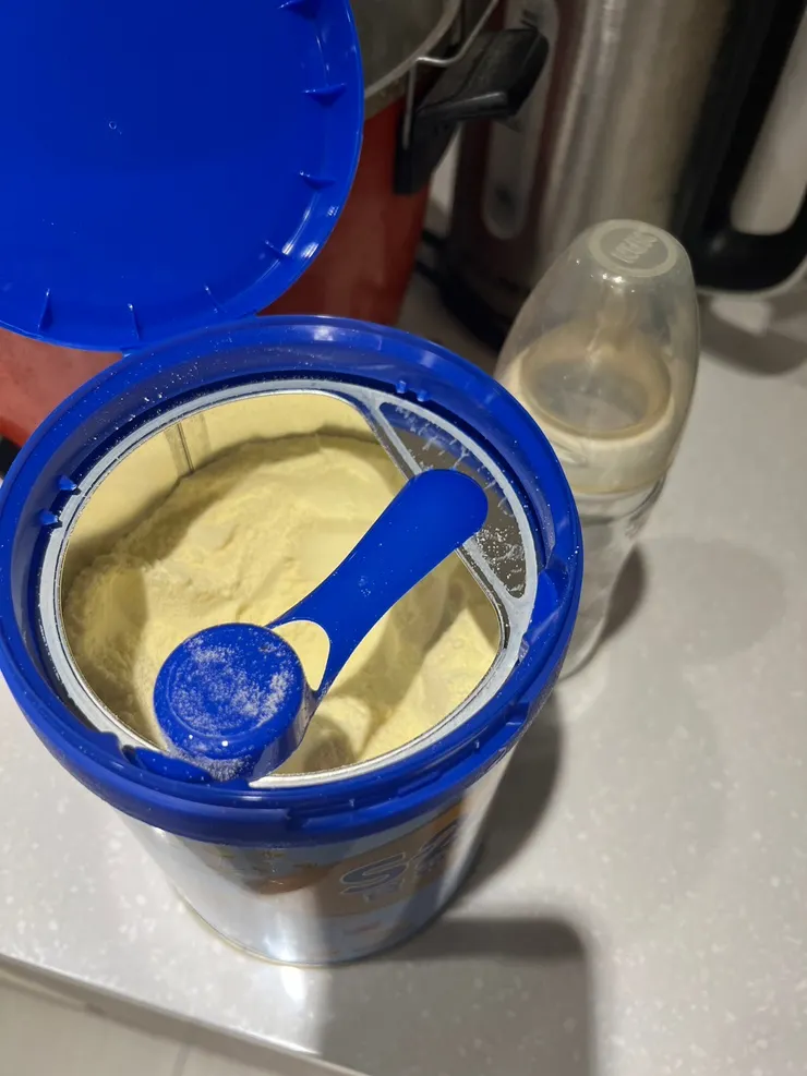 S26資兒樂的湯匙可以直接放在罐上！還滿方便的