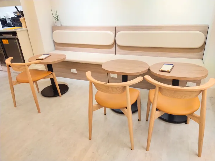 店後半部的位子，可以靠背