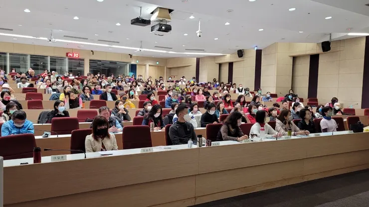 擁抱是最好的溝通，難過時擁抱，開心時擁抱，有事沒事都擁抱，這種肢體語言，比我們用嘴巴說出來的語言更具有溝通的效果。