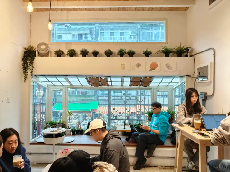 感覺好愜意的窗邊座位啊～