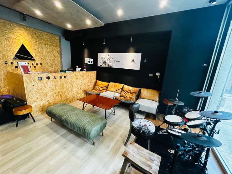 一入門沒想到迎接的竟是現代工業風的設計，簡潔的流線與冷調撞金屬質感，低調奢華的酷與有種置身紐約Loft工作室的氛圍（竹北 牧羊人音樂空間）