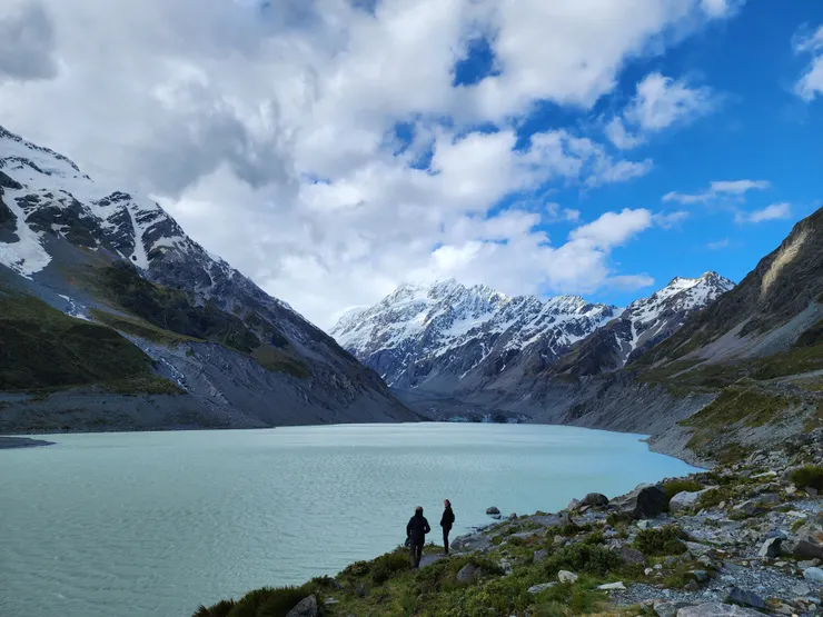 因為我們出發的時間頗晚，看著天色漸漸變暗，行人也越來越少，內心實在很緊張。過了第三座橋，最後會到達Hooker Lake