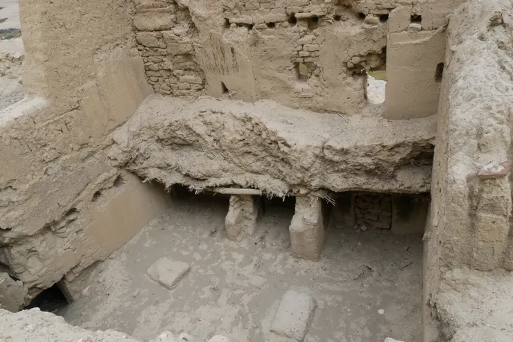 這間屋已倒塌一半,也不知道到底是什麽用途