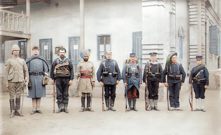 八國聯軍的照片,可見印度軍隊。圖片來源:Wiki Commons, "Troops of the Eight-Nation Alliance (except Russia) that fought against the Boxer Rebellion in China, 1900. From the left Britain, United States, Australia, India, Germany, France, Austria-Hungary, Italy, Japan. (49652330563).jpg"