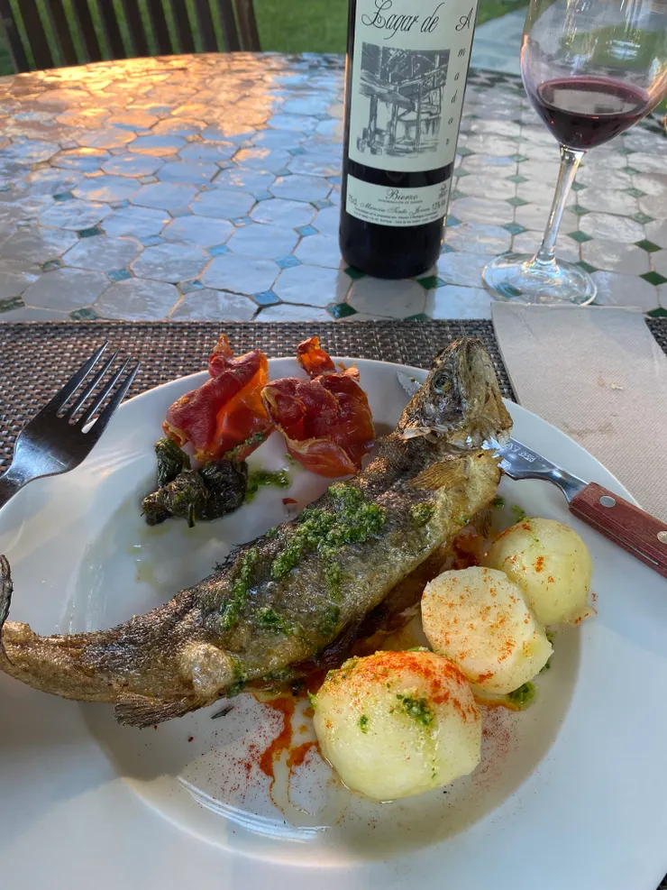 晚餐吃朝聖者套餐，下午吃太多甜點，改吃魚，味道還可以，可惜搭配的食材跟魚有稍稍沒那麼match，不過用餐環境真的蠻舒適的。