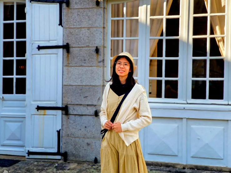 【女兒在我們所住的管家別墅前】