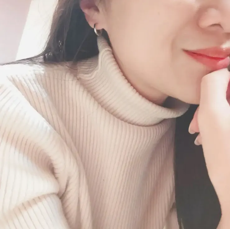 小的圓圈耳環，日常跟工作都適合～